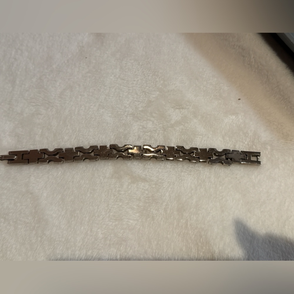 Elegant Silver Bracelet - Picture 8 of 9